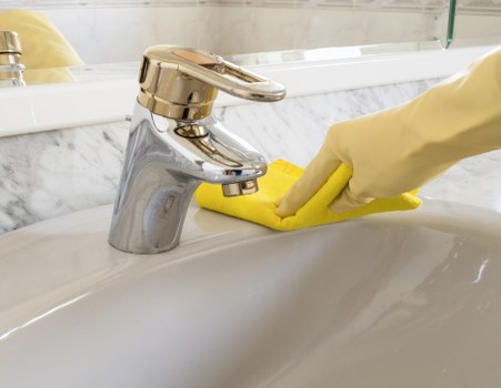 Deep carpet cleaning equipment removing dirt from carpet fibers